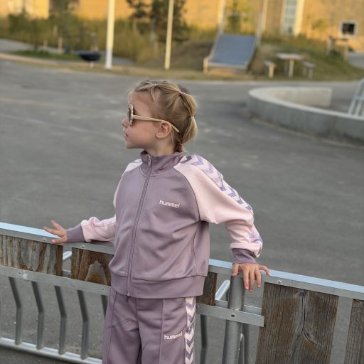 De bløde tracksuits giver masser af bevægelsesfrihed til leg, sport og afslapning