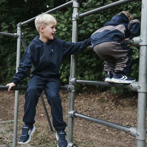 De bløde tracksuits giver masser af bevægelsesfrihed til leg, sport og afslapning