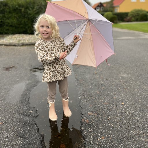 Gummistøvler og paraplyer, der gør regnvejret sjovere
